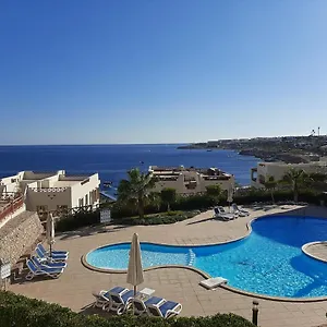 2 Bedrooms Shark's Bay Oasis With Free Beach 5 Metres Away Apartment *
