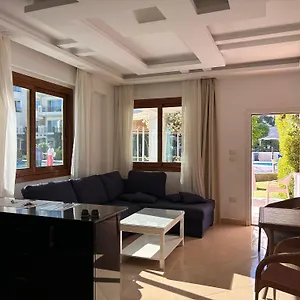 3-bedroom On The Ground Floor With Pool View, Personal Garden Area, Backyard, And Free Access In Hills Apartment *