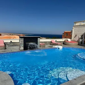 Beautiful Secluded With Pool Apartment *